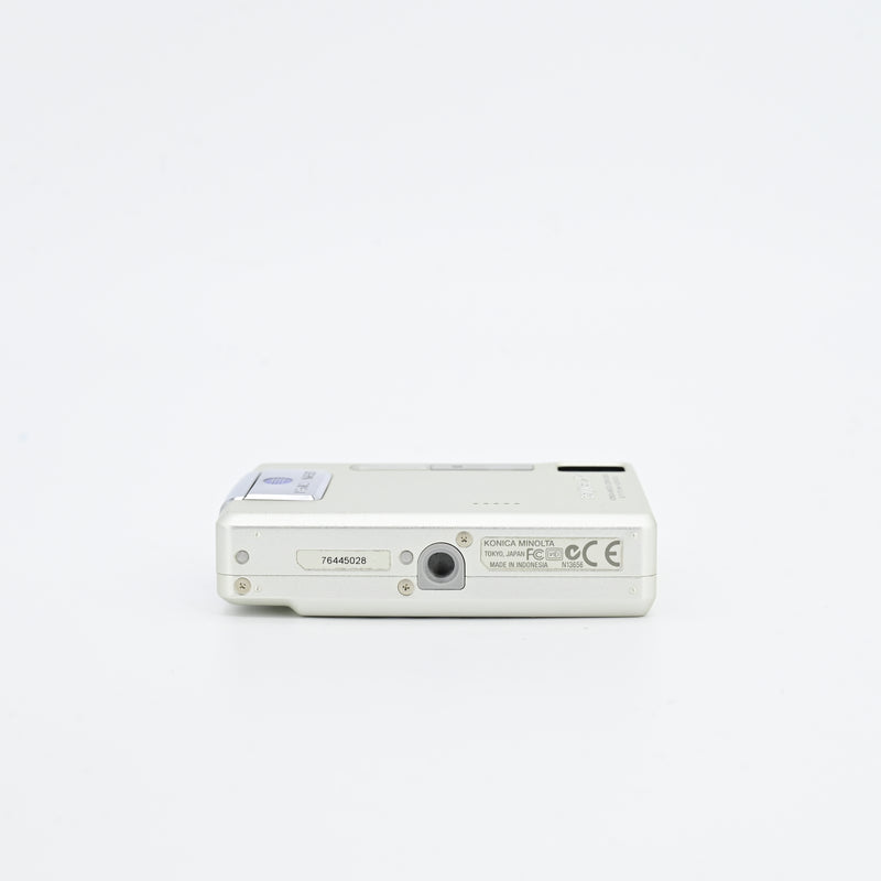 Konica Minolta DiMAGE Xg CCD Digital Camera