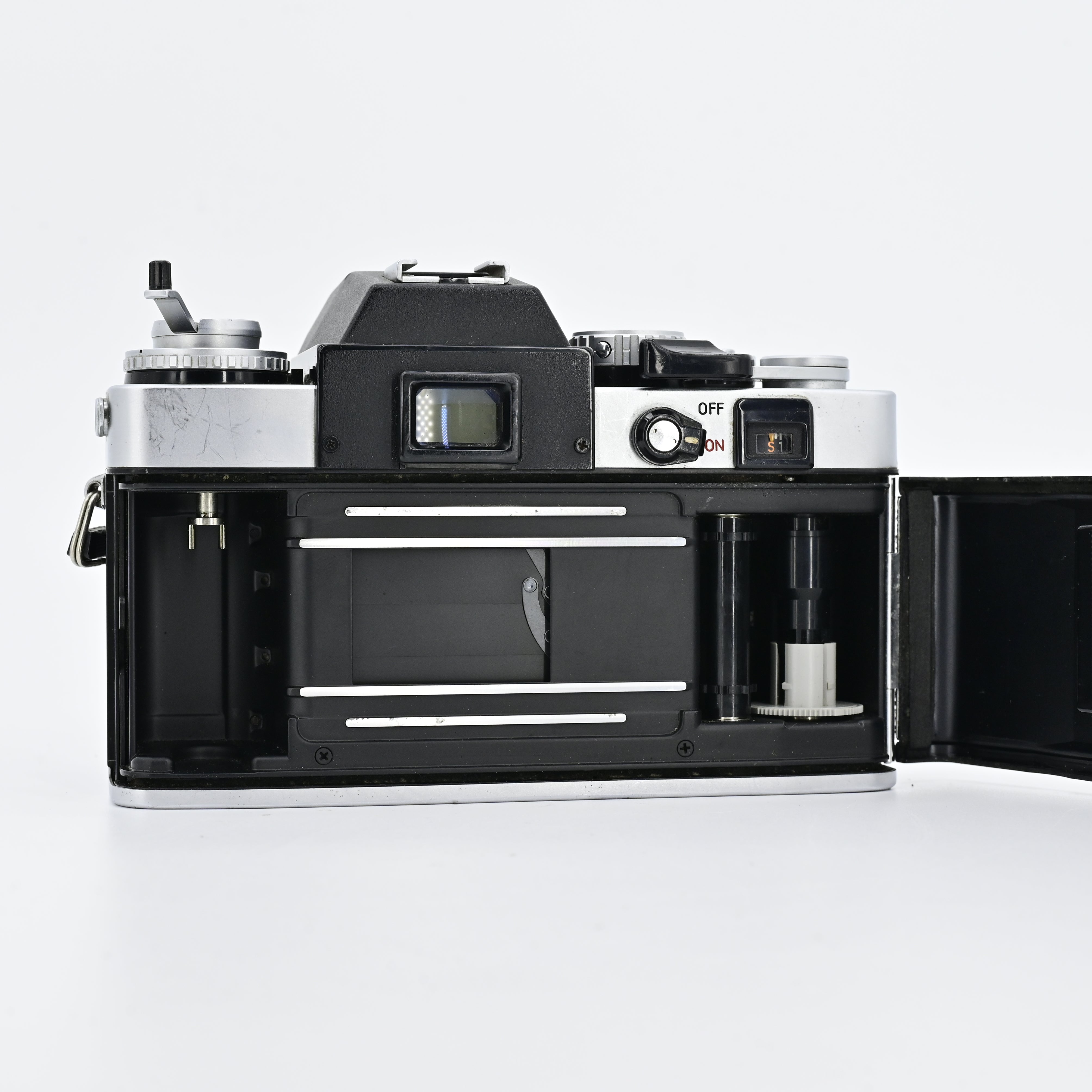 Minolta XE5 + Kiron 35-135mm f/3.5~4.5 MC 1:4 Macro MF Lens [Read