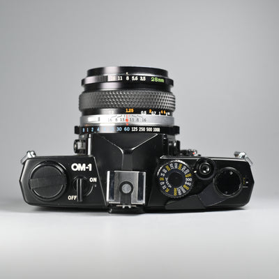 Olympus OM1 Black + Auto-W 28/3.5 Lens